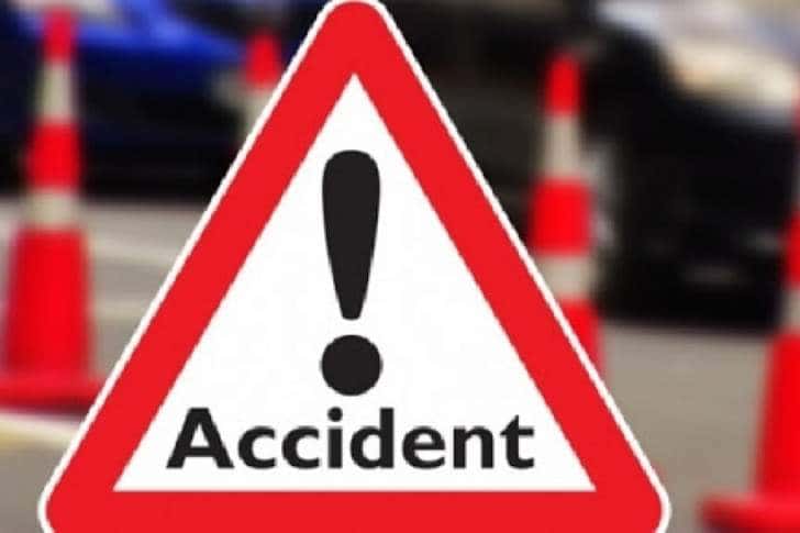 Trafic blocat pe DN1, după ce bucăți de tablă dintr-un TIR au căzut pe mai multe mașini, la Posada