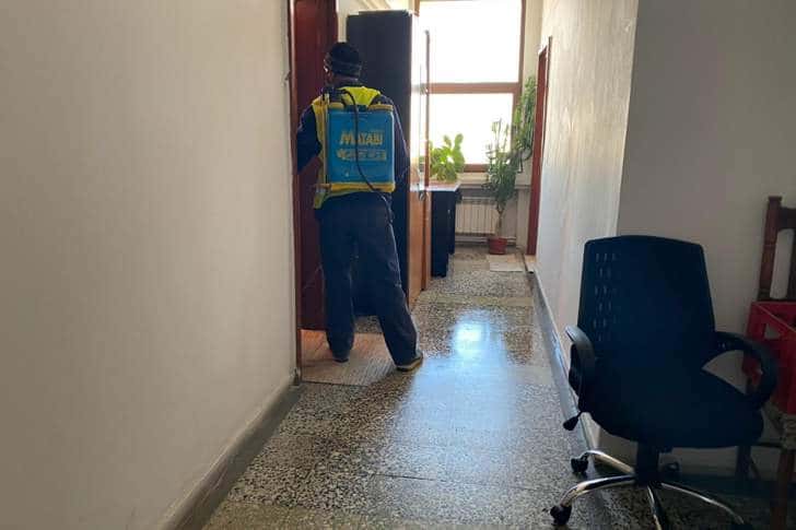 Scandal la Consiliul Județean. Dezinfecție cu funcționarii în birouri, după apariția unor cazuri de Covid!
