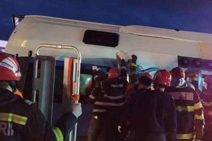 Un microbuz cu 10 persoane la bord, implicat într-un accident pe DN72. Trafic blocat.