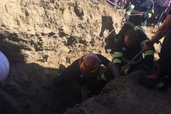 Un mal de pământ a căzut peste un muncitor care lucra la canalizare, pe o stradă din Ploiești