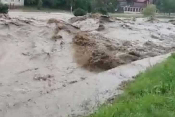 Teleajenul a început să iasă din matcă, din cauza precipitațiilor
