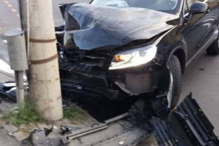 O mașină a intrat într-un stâlp electric, la Drăgănești. Al doilea accident din zonă, într-o singură zi