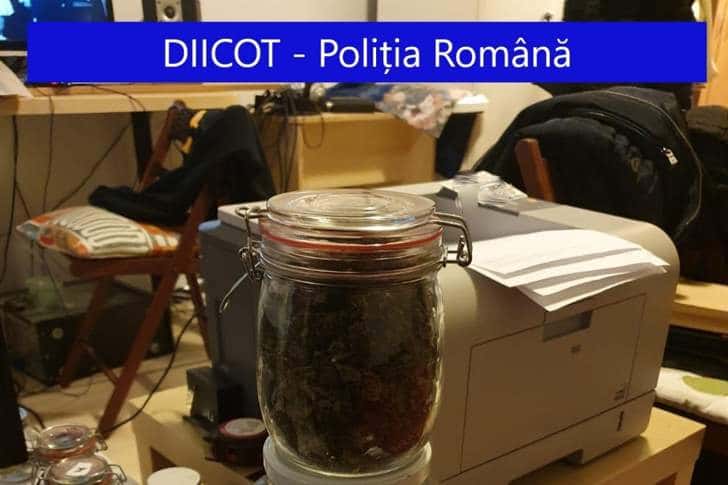 Sute de colete cu droguri, livrate către consumatori din România prin firme de curierat
