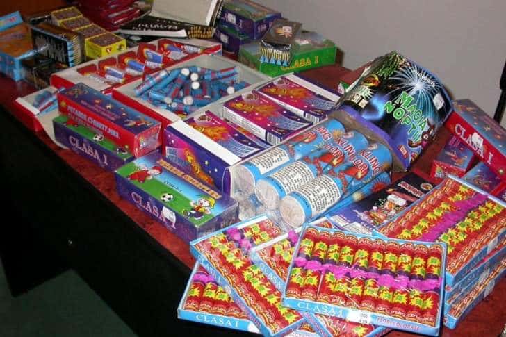 100 de kilograme de petarde și artificii vândute dintr-un portbagaj, confiscate de polițiștii ploieșteni