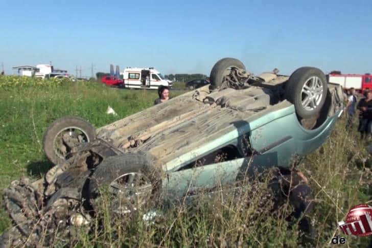 Patru oameni au scăpat nevătămați după ce s-au răsturnat cu mașina, pe câmp, la Băicoi