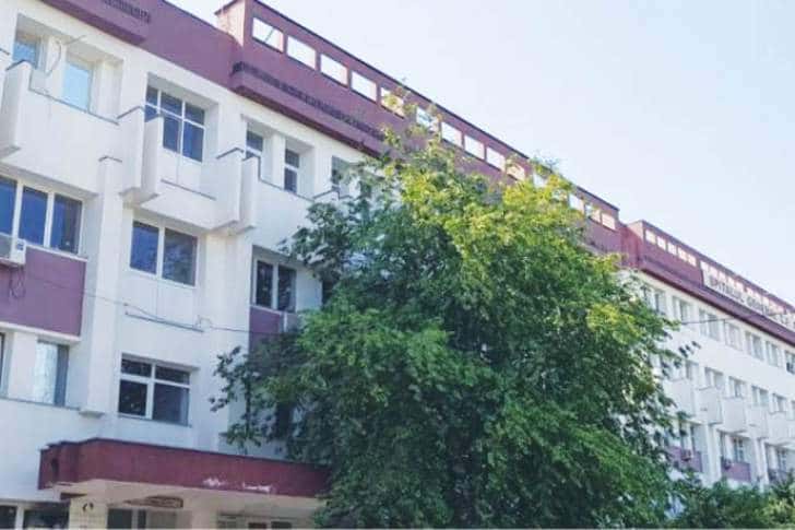 Un tânăr a căzut de la etajul 4 al unui spital din Ploiești