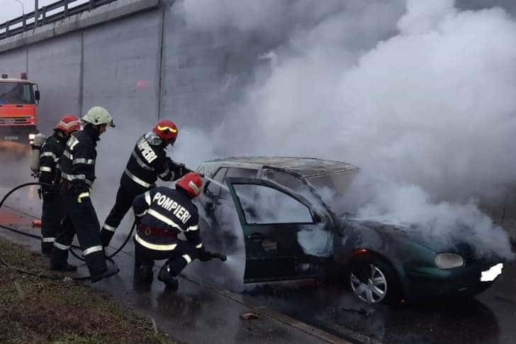 Pompierii au stins incendiul care a cuprins un autoturism, în zona giratoriului suspendat