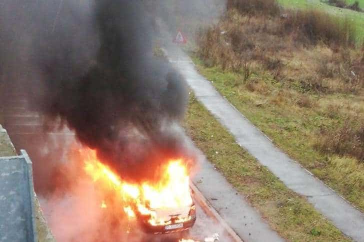 Autoturism cuprins de flăcări, lângă giratoriul suspendat de la ieșirea din Ploiești spre Blejoi
