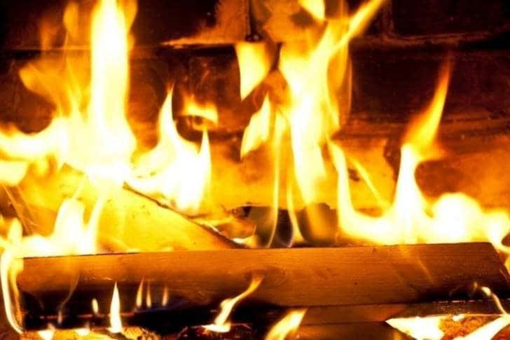 Incendiu într-o casă din Ciorani, din cauza materialelor combustibile depozitate lângă sobă