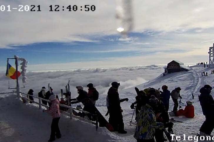 Înghesuială pe pârtiile din Sinaia. Schiorii trebuie să fie atenți la riscul producerii avalanșelor!