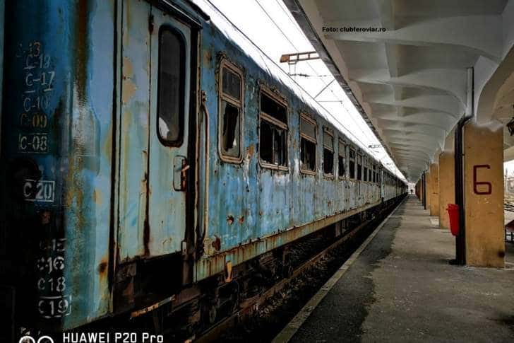 Un tren cu vagoane distruse și trimise la modernizare a trecut sâmbătă prin Ploiești Sud