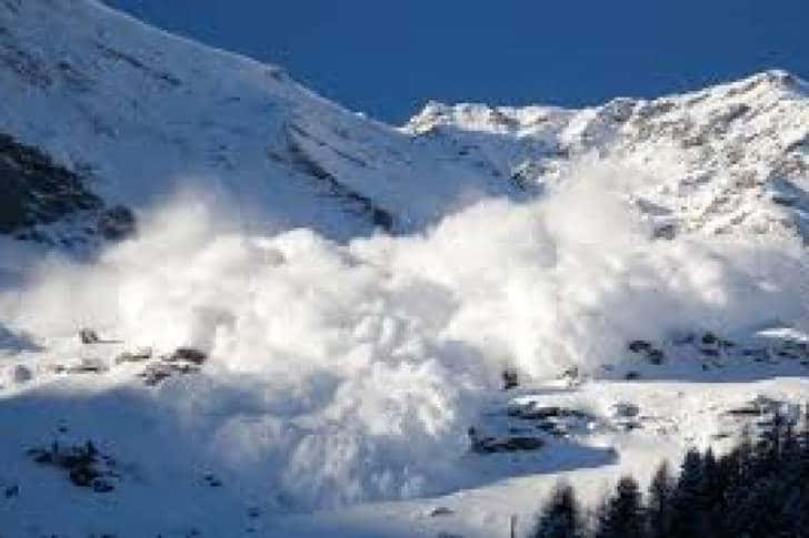 Riscul însemnat de avalanșe se menține în Munții Bucegi. Stratul nou de zăpadă este instabil