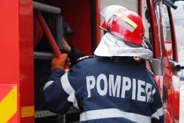 Pompierii au mers pe jos un kilometru, la Bertea, pentru a ajunge la o casă dintr-o zonă greu accesibilă