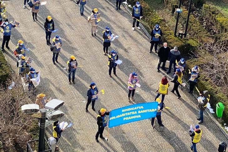 Sindicaliștii de la Solidaritatea Sanitară Prahova protestează în fața Prefecturii 