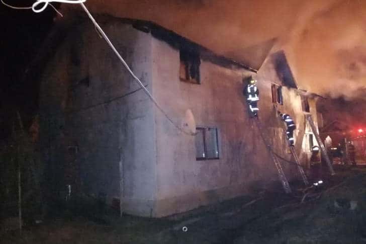 O familie din Urlați a rămas pe drumuri, în miez de iarnă! Un incendiu le-a distrus locuința și bunurile!