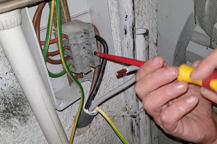 Percheziții în Prahova la persoane implicate în branșamente ilegale la rețeaua electrică