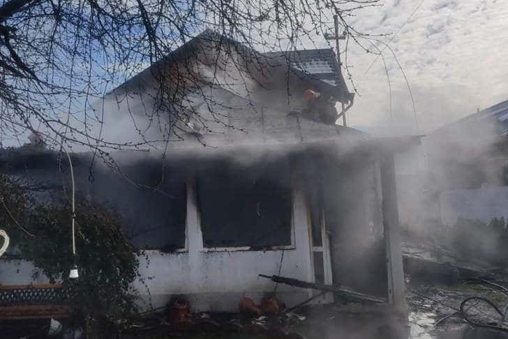 O femeie a fost salvată de pompieri dintr-o casă în flăcări, la Strejnic