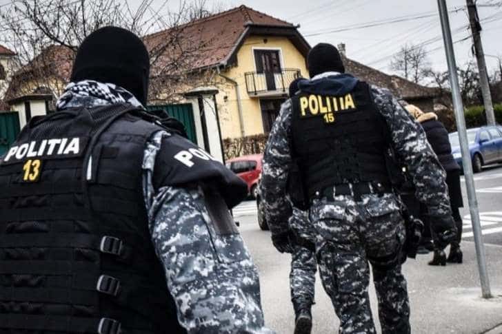 Grupare infracțională susținută de funcționari bancari, în vizorul DIICOT. Percheziții și în Prahova