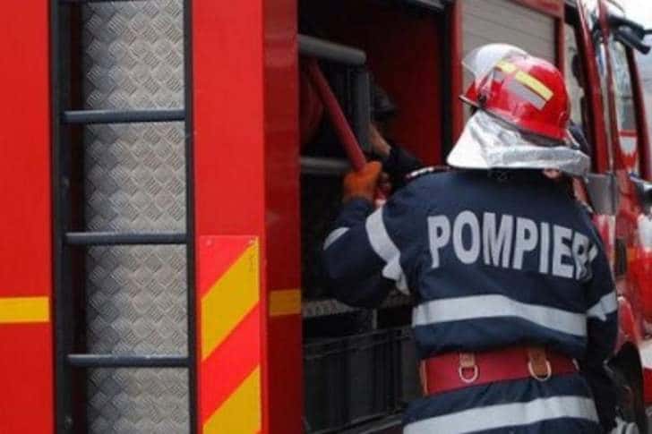 Incendiu într-o casă din Dumbrăvești. Un bărbat a făcut atac de panică