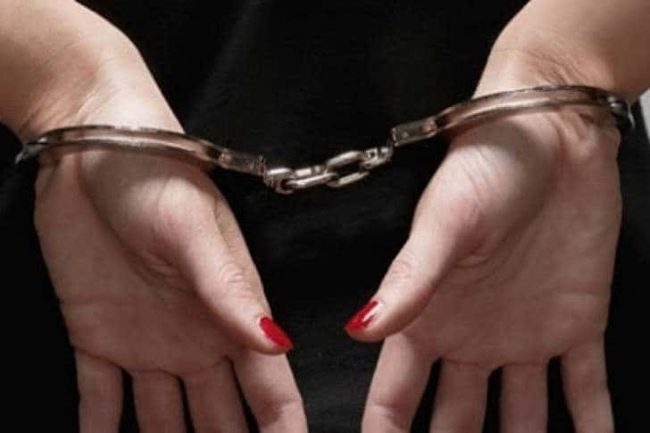 Hoață, prinsă de polițiști când încerca să vândă bunurile furate dintr-o casă din Ploiești