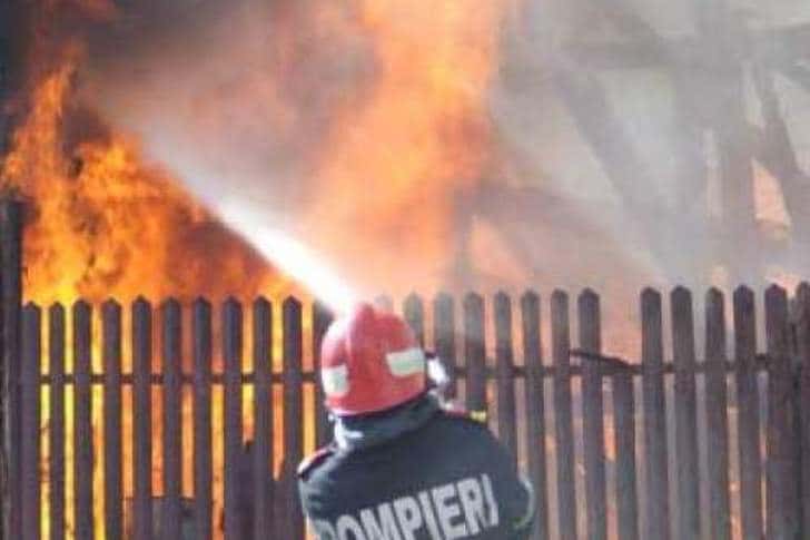 O casă din comuna Iordăcheanu a fost cuprinsă de flăcări