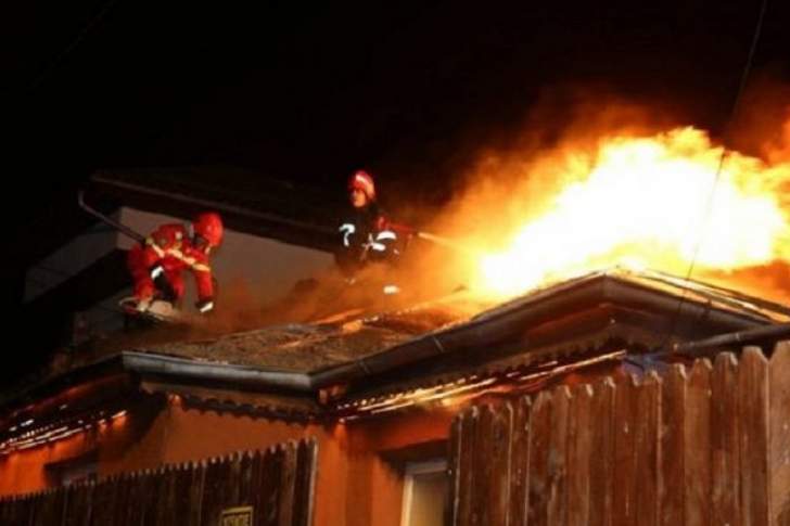 Un incendiu a cuprins două case din cartierul ploieștean Mihai Bravu, sâmbătă seară