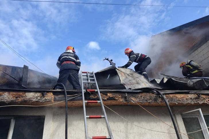 O casă din comuna Bătrâni a fost cuprinsă de flăcări, luni dimineață