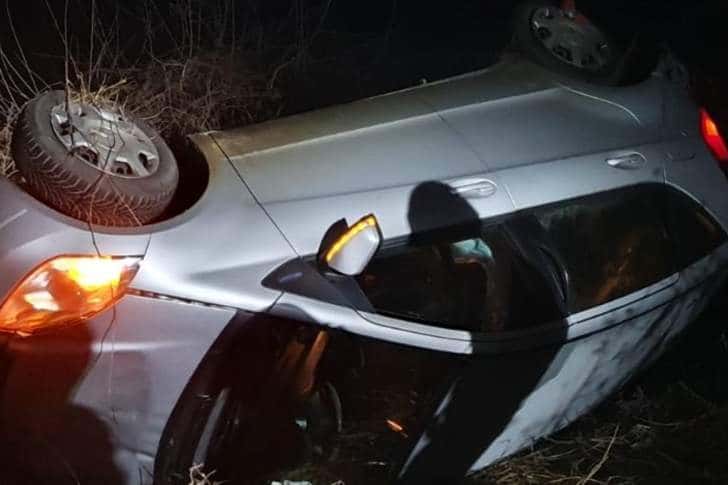 O mașină în care se aflau două persoane s-a răsturnat la Păulești