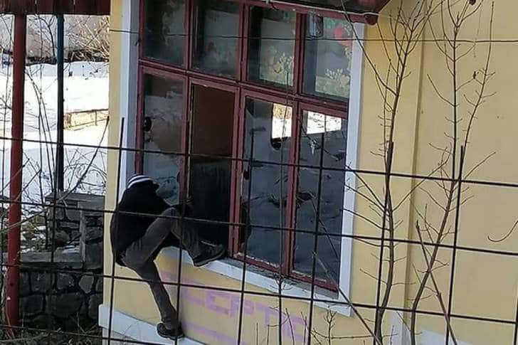 Clădirile abandonate din Sinaia, sparte în plină zi