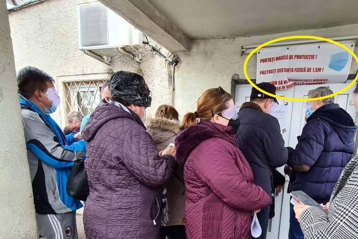 Distanțare... înghesuită, la coada pentru obținerea cazierelor, pe Vasile Lupu