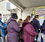 Distanțare... înghesuită, la coada pentru obținerea cazierelor, pe Vasile Lupu