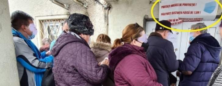 Distanțare... înghesuită, la coada pentru obținerea cazierelor, pe Vasile Lupu