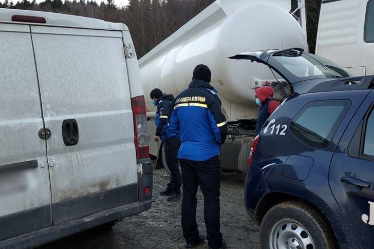 Hoți de motorină, prinși în flagrant de jandarmi, lângă barajul Măneciu