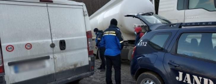 Hoți de motorină, prinși în flagrant de jandarmi, lângă barajul Măneciu