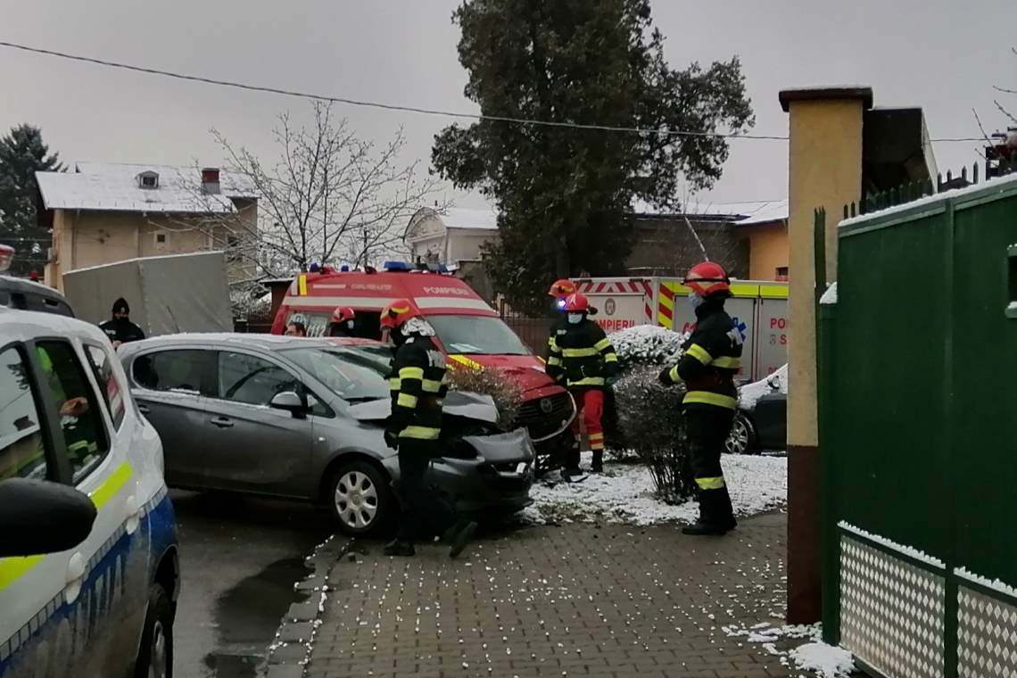 Ciocnire violentă între două autoturisme, pe strada Covurlui din Ploiești