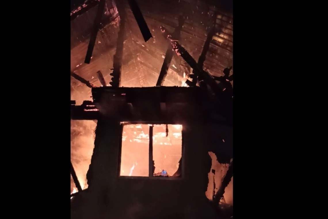 Incendiu devastator în noaptea de sâmbătă spre duminică, la Bușteni