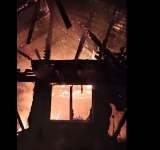 Incendiu devastator în noaptea de sâmbătă spre duminică, la Bușteni