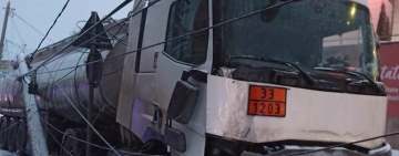 O cisternă plină cu combustibil a intrat într-un stâlp electric, la Bușteni
