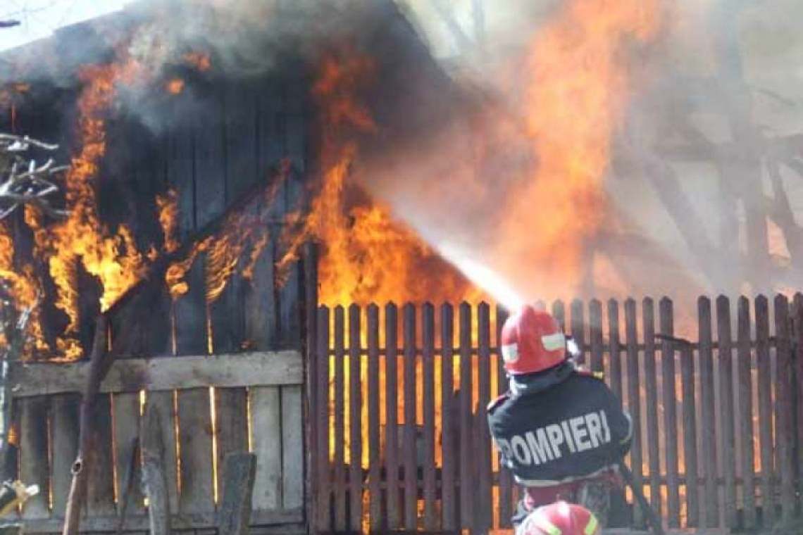 Bătrân de 80 de ani, găsit decedat într-o casă în flăcări, la Colceag