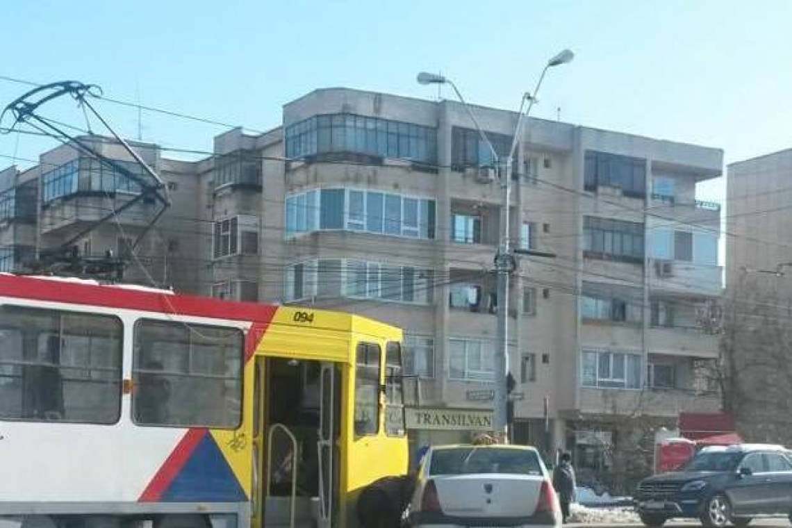 IPJ Prahova: Tramvaiul a deraiat după ce a fost lovit de un autoturism
