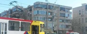 Apel 112: Un tramvai deraiat a lovit în plin o mașină, în zona Pieței Anton din Ploiești