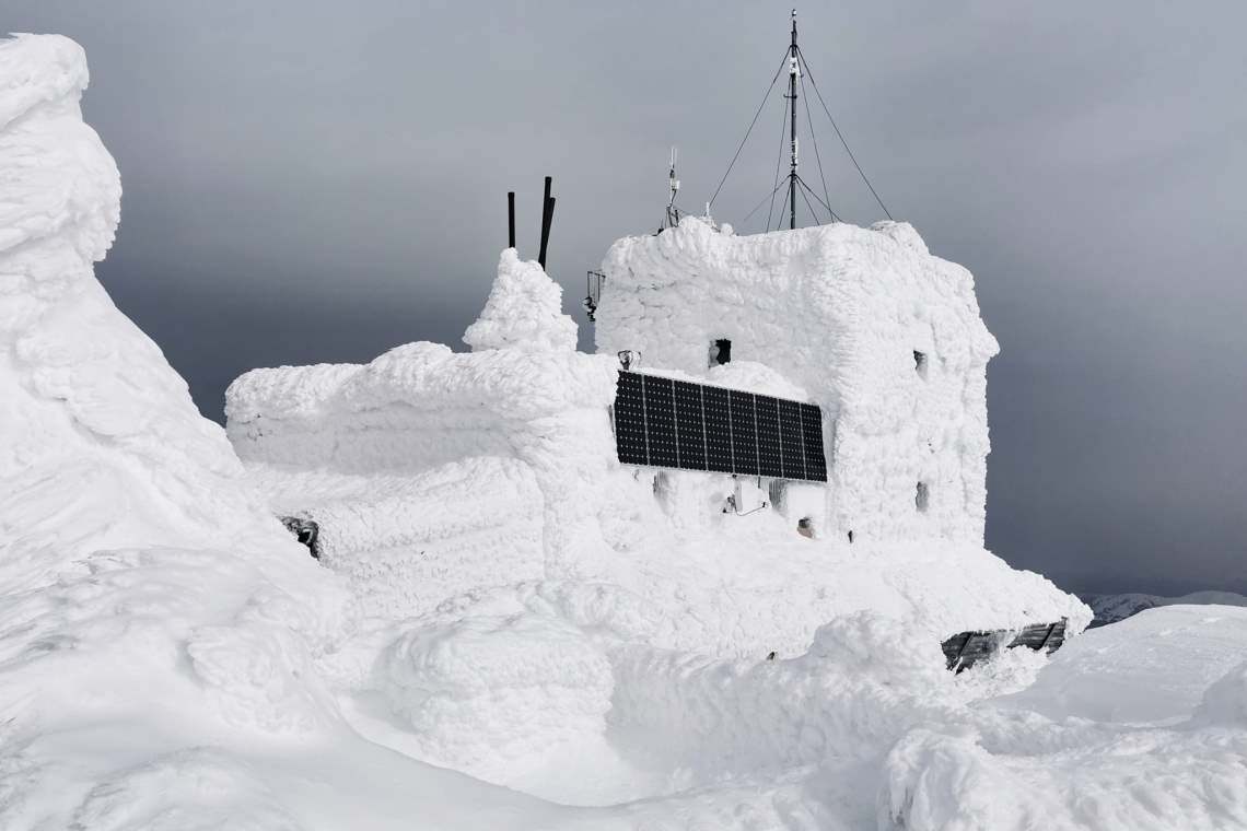 Pentru ce salariu ați lucra într-un sediu acoperit cu zăpadă înghețată-bocnă și cu temperaturi extrem de reduse la exterior?