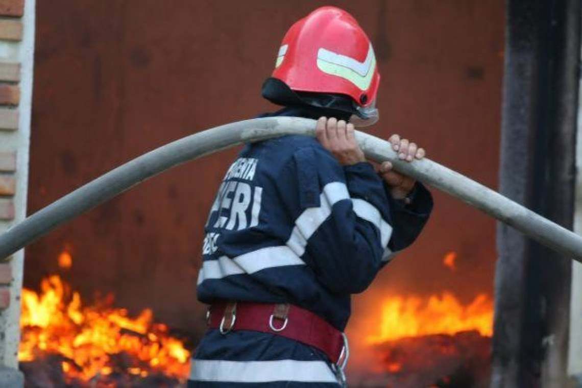 Incendiu în curtea unei fabrici de mobilă din Ploiești, din cauza unui cablu defect