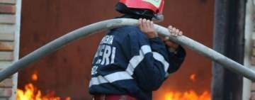 Incendiu în curtea unei fabrici de mobilă din Ploiești, din cauza unui cablu defect