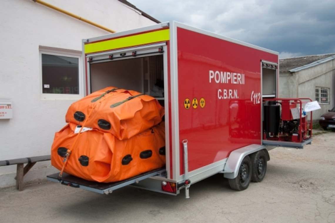 Un laborator mobil a fost solicitat pentru identificarea sursei mirosului de gaze din blocul de pe strada Timotei Cipariu