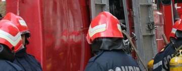 Casă mistuită de flăcări, în comuna Izvoarele