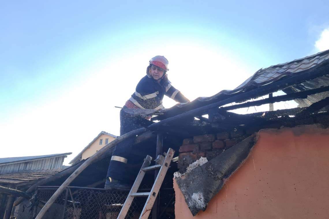 Un incendiu a cuprins două locuințe din Comarnic - video