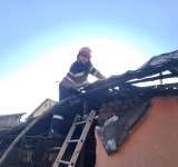 Un incendiu a cuprins două locuințe din Comarnic - video