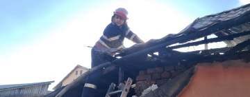 Un incendiu a cuprins două locuințe din Comarnic - video
