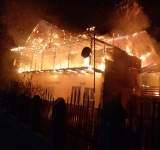 O casă din Sângeru a fost cuprinsă de flăcări. Pompierii intervin cu patru autospeciale pentru stingerea incendiului